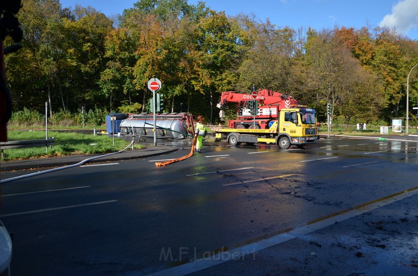 VU Tanklastzug umgestuerzt Huerth Industriestr P372.JPG